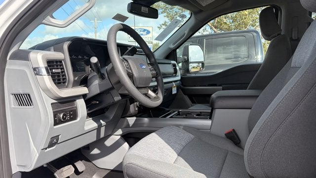 2027 Ford Super Duty F-350 SRW XLT