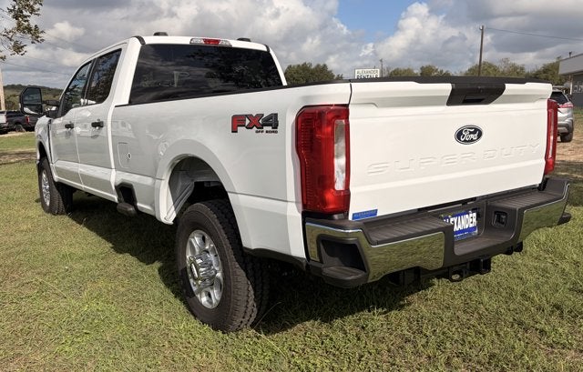 2027 Ford Super Duty F-350 SRW XLT