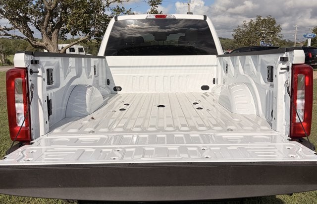2027 Ford Super Duty F-350 SRW XLT