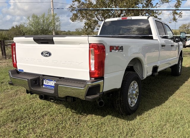 2027 Ford Super Duty F-350 SRW XLT