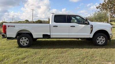2027 Ford Super Duty F-350 SRW XLT