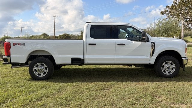 2027 Ford Super Duty F-350 SRW XLT