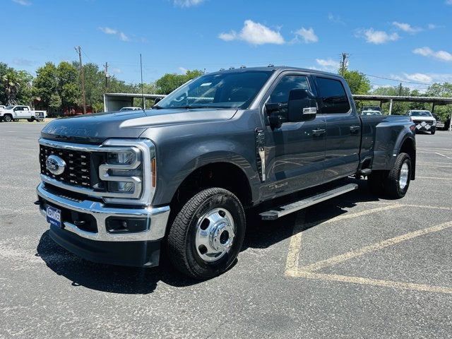 2026 Ford Super Duty F-350 DRW LARIAT